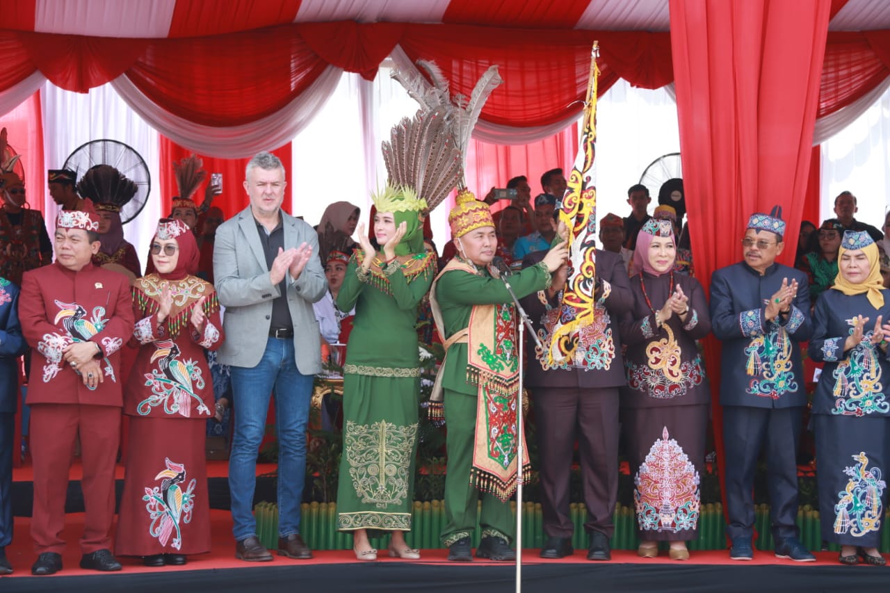 Gubernur Kalteng Sugianto Sabran Lepas Peserta Lomba Karnaval Budaya Festival Budaya Isen Mulang (FBIM) Tahun 2024