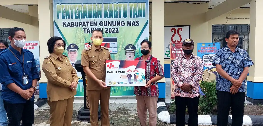 Bupati Gumas Serahkan Secara Simbolis Kartu Tani Untuk Petani Setempat