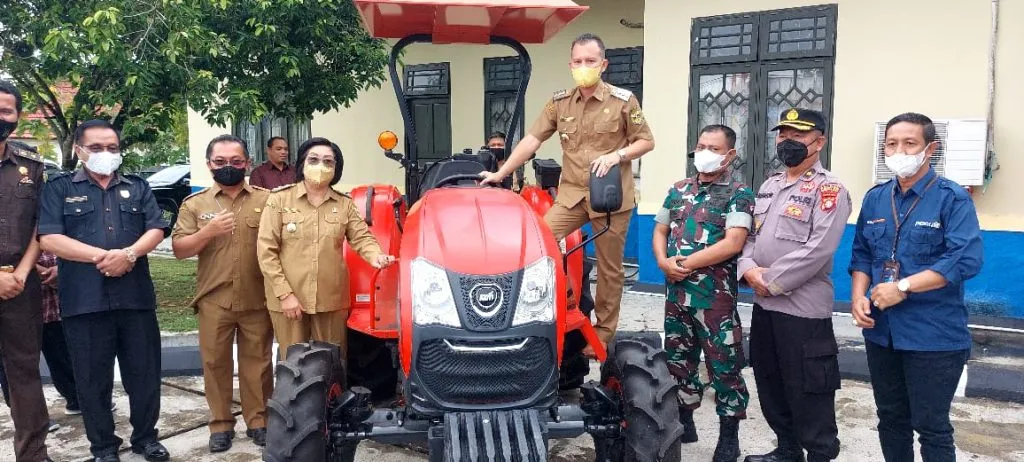 Bupati Gumas Serahkan Secara Simbolis Kartu Tani Untuk Petani Setempat