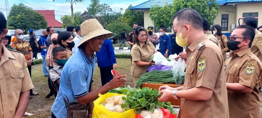 Bupati Gumas Serahkan Secara Simbolis Kartu Tani Untuk Petani Setempat