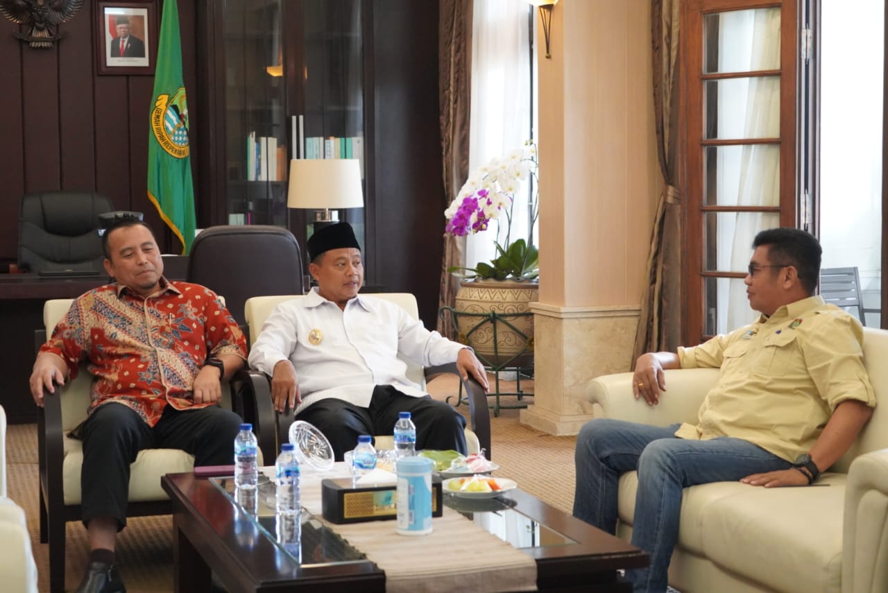 Asisten Adum Sri Suwanto Hadiri Kaji Banding dan Rakor PPID