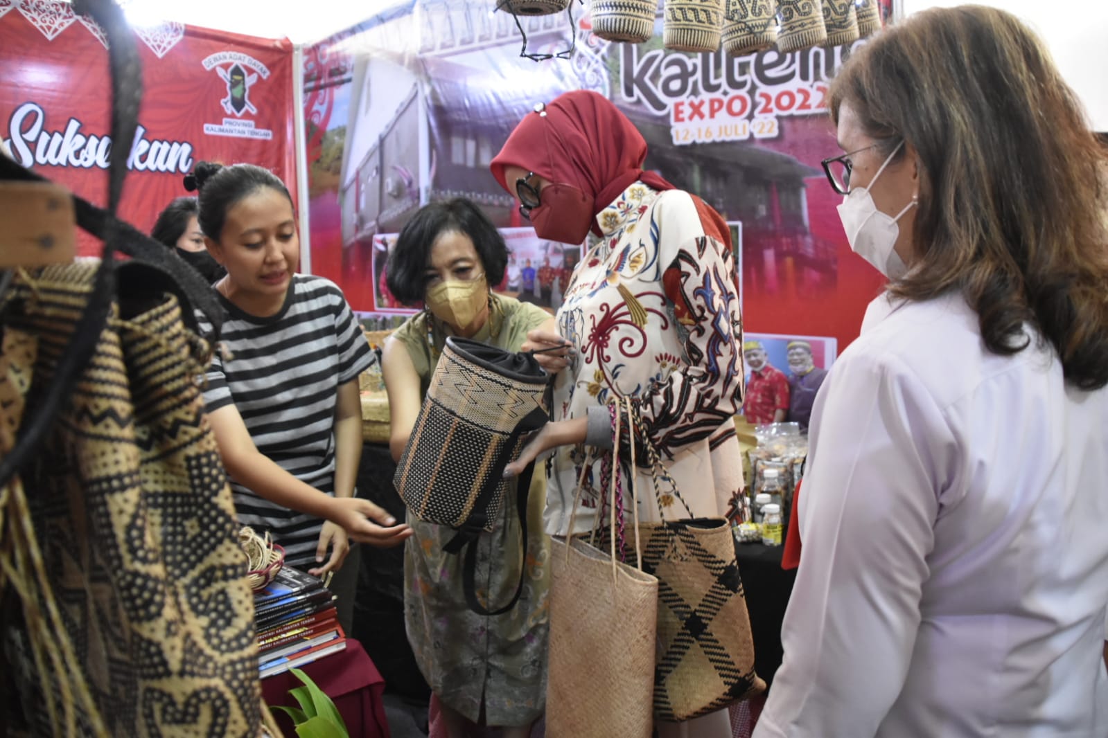 Ketua TP-PKK Ivo Sugianto Sabran Kunjungi Stand Kalteng Expo