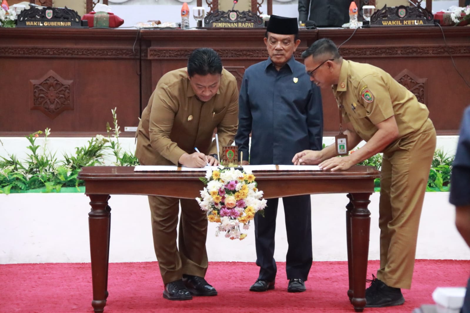 Wagub Kalteng Edy Pratowo Tandatangani Berita Acara Persetujuan Bersama Perda Rancangan Perubahan APBD TA 2024