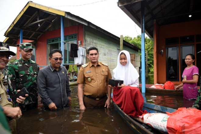 Pemkab. Kobar Salurkan Bantuan Logistik Kepada Warga Terdampak Bencana Banjir