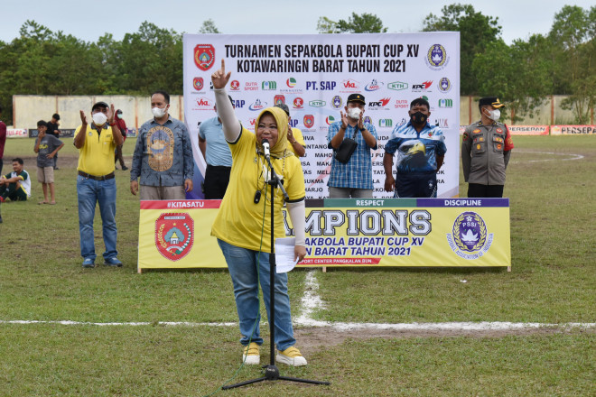 Bupati Kobar Resmi Tutup Turnamen Sepak Bola Bupati Cup XV