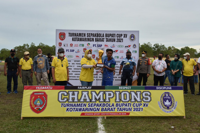 Bupati Kobar Resmi Tutup Turnamen Sepak Bola Bupati Cup XV