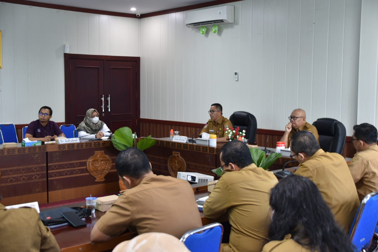 Asisten Ekbang Leonard S. Ampung Pimpin Rapat Persiapan Menjaga Stabilitas Harga dan Ketersediaan Kebutuhan Pokok