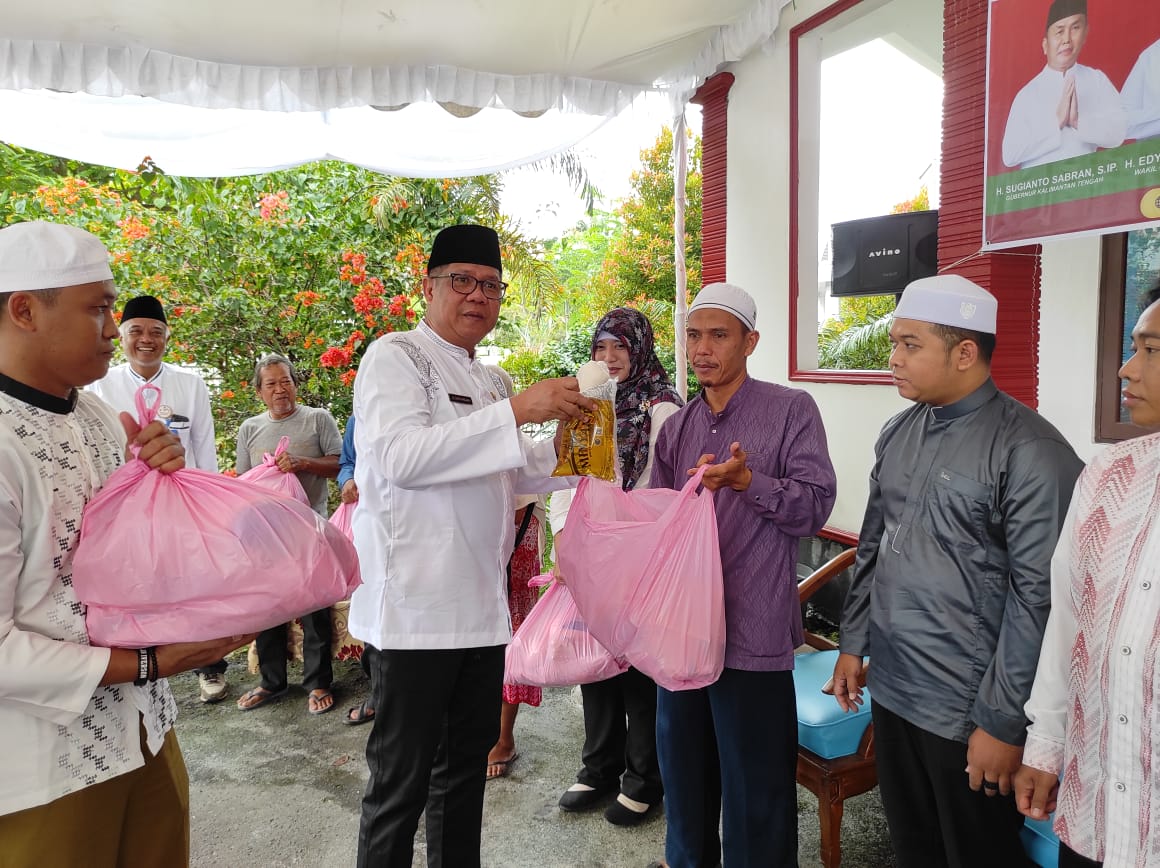 Majelis Talim Assamkiyah Dislutkan Prov. Kalteng Bagikan Paket Sembako Berkah