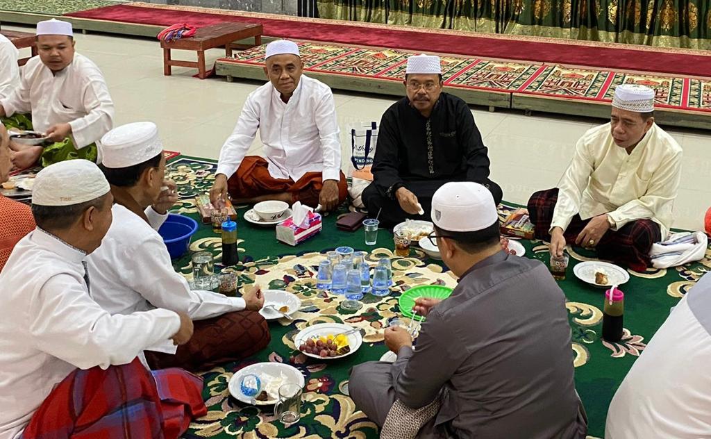 Sekda Prov. Kalteng Nuryakin Laksanakan Iktikaf di Masjid Raya Darussalam Palangka Raya