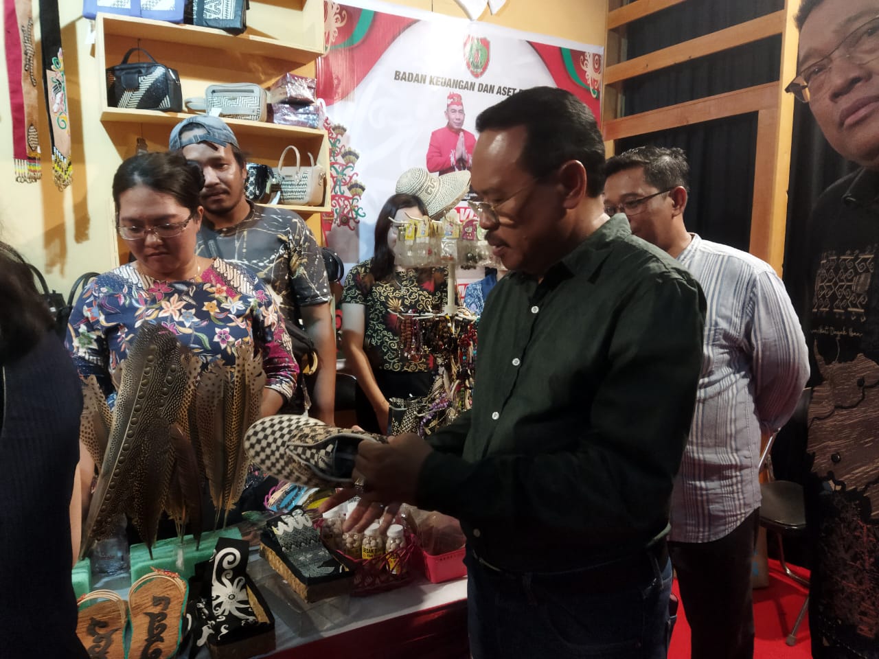 Sekda Prov. Kalteng Kunjungi Stand Kalteng Expo 2023 dan Pasar Rakyat yang digelar di Area Temanggung Tilung