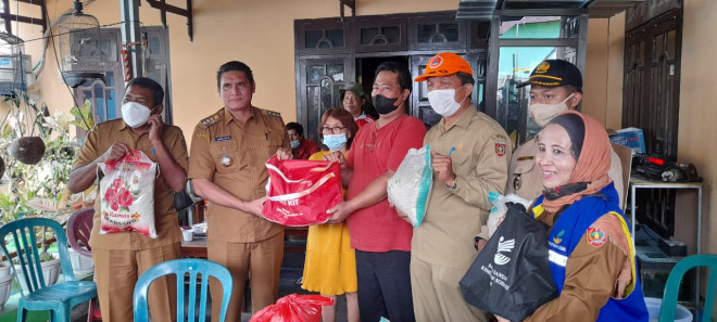 Pemkab Kobar Salurkan Bantuan Logistik Kepada Korban Kebakaran Pemukiman