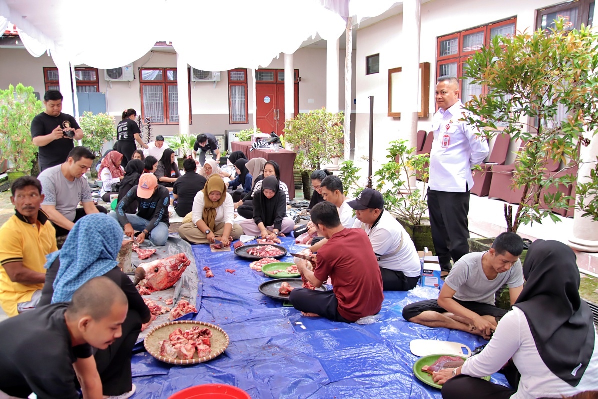 Dinas PMD Prov. Kalteng Laksanakan Penyembelihan dan Pembagian Daging Hewan Qurban