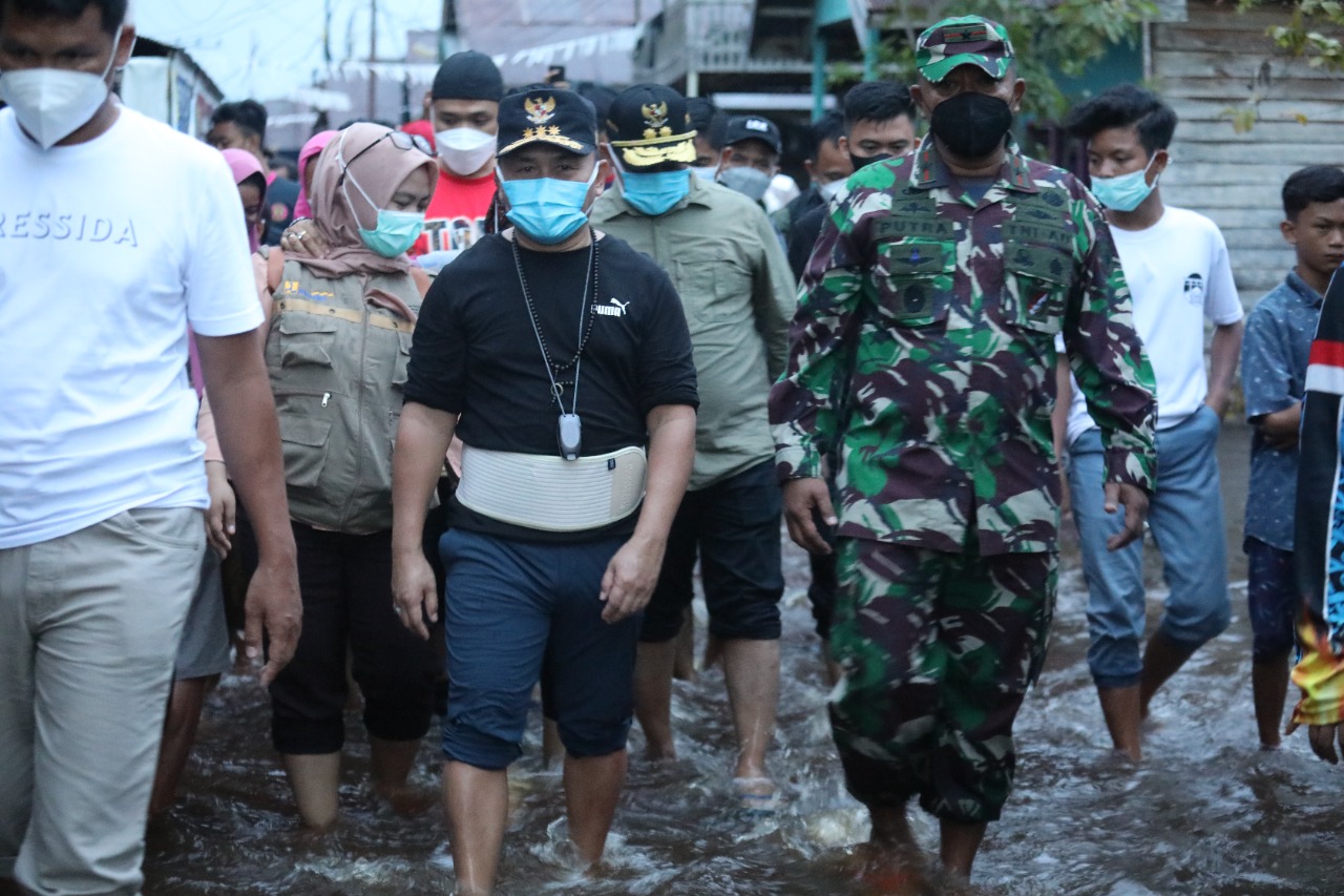 Gubernur Kalteng Tinjau Banjir di Pelabuhan Rambang, Palangka Raya