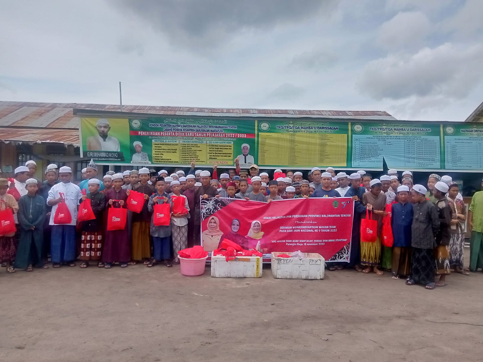 Pemprov. Kalteng Laksanakan Safari Gemarikan Bagikan 136 Paket Ikan Segar Ke Panti Asuhan Dan Pondok Pesantren