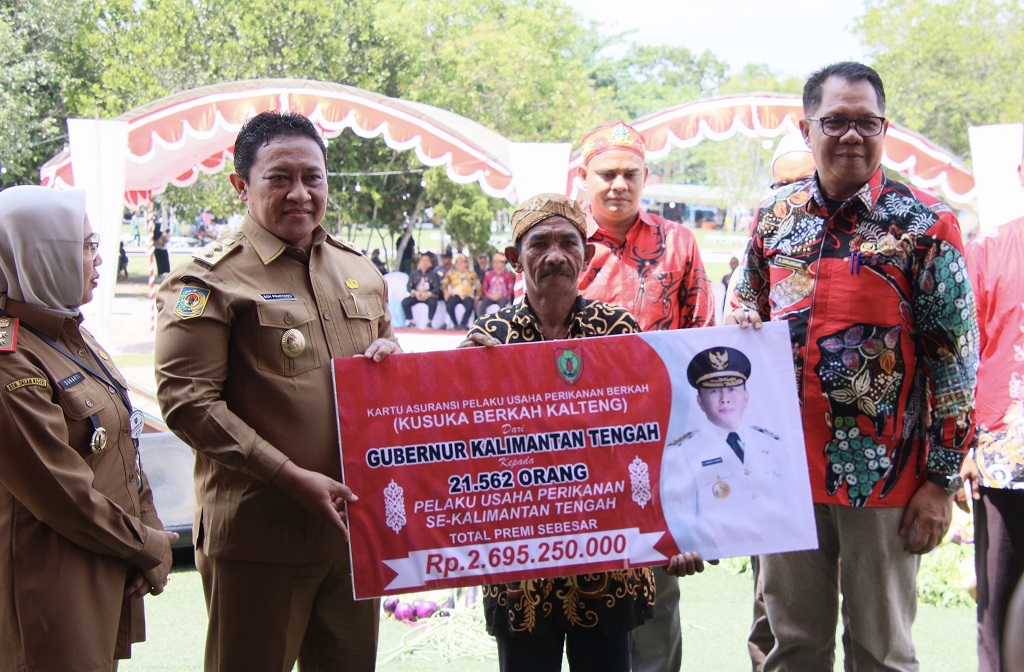 Wagub Edy Pratowo Serahkan Kartu Asuransi KUSUKA BERKAH Dalam Rangkaian Kegiatan Pembukaan Pekan Daerah Petani Nelayan XIII