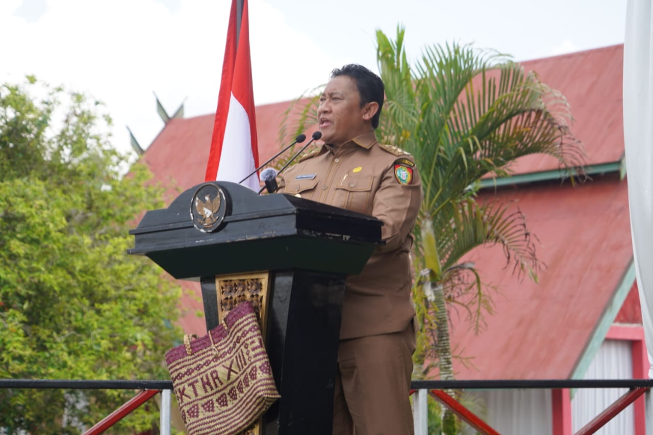 Wagub Edy Pratowo Serahkan Kartu Asuransi KUSUKA BERKAH Dalam Rangkaian Kegiatan Pembukaan Pekan Daerah Petani Nelayan XIII