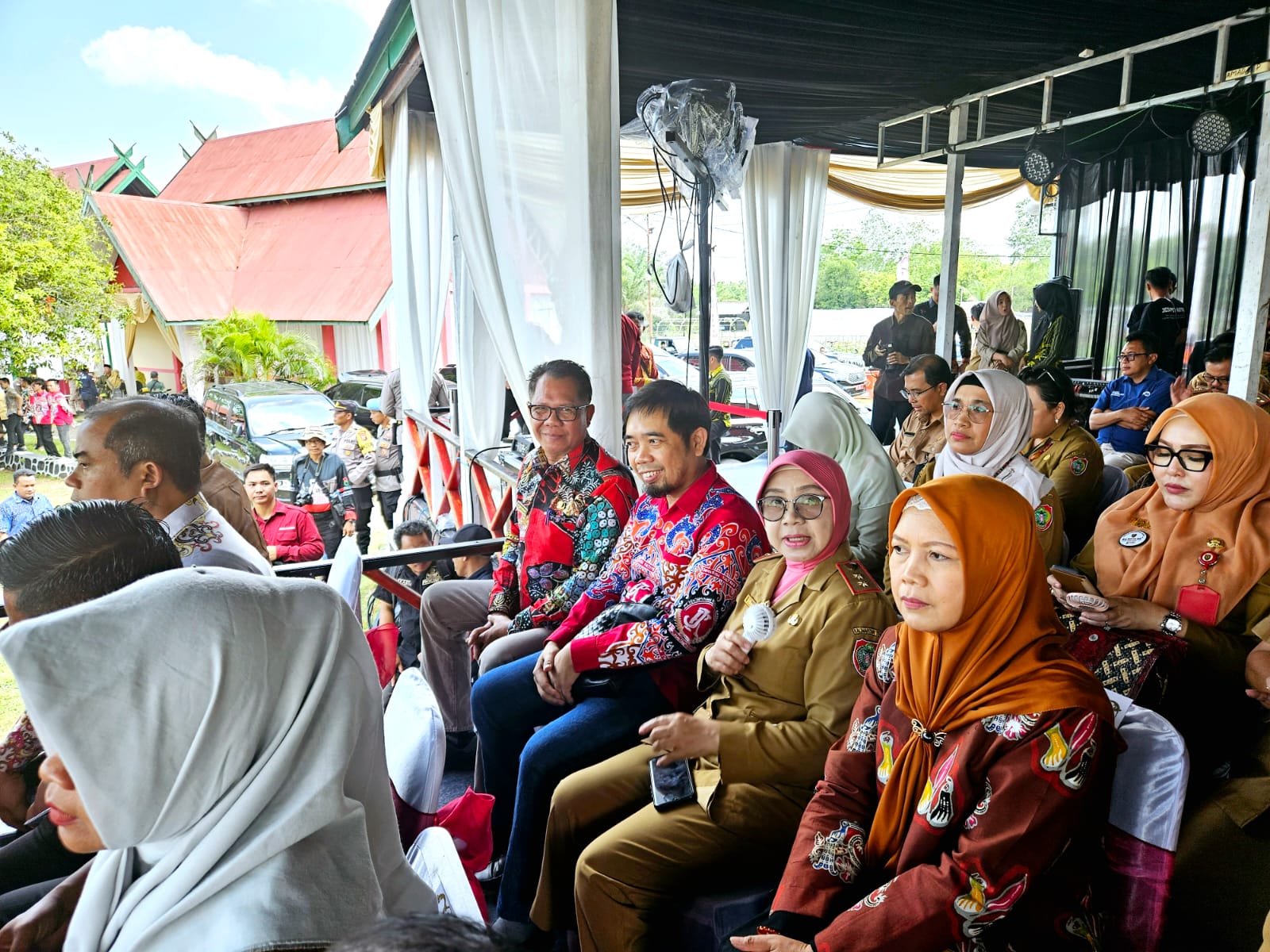 Wagub Edy Pratowo Serahkan Kartu Asuransi KUSUKA BERKAH Dalam Rangkaian Kegiatan Pembukaan Pekan Daerah Petani Nelayan XIII