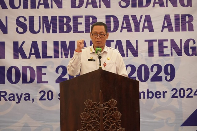 Sahli Yuas Elko Mengukuhkan Dewan Sumber Daya Air Prov. Kalteng Periode 2024-2029