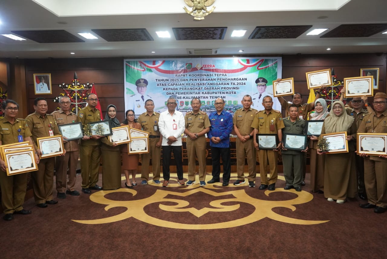 Badan Kesbangpol Prov. Kalteng Terima Penghargaan Peringkat Terbaik 3 Atas Kinerja dan Komitmennya Dalam Capaian Realisasi APBD