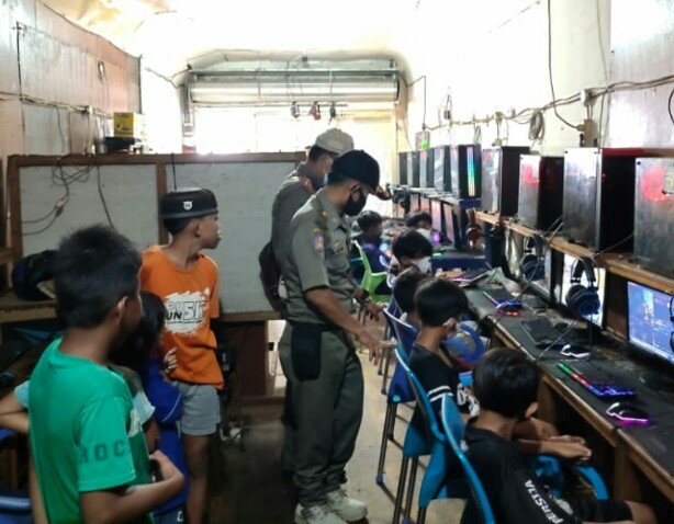 PPKM level 3 SatPol PP Dan Damkar Kapuas Tertibkan Anak Yang Berkeliaran Di Warnet