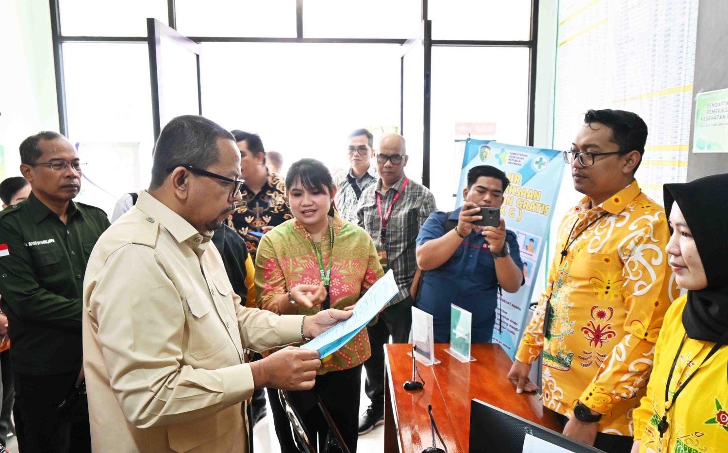 Wakil Kepala Staf Kepresidenan RI Muhammad Qodari Tinjau Cek Kesehatan Gratis dan Pemeriksaan Kesehatan Gratis