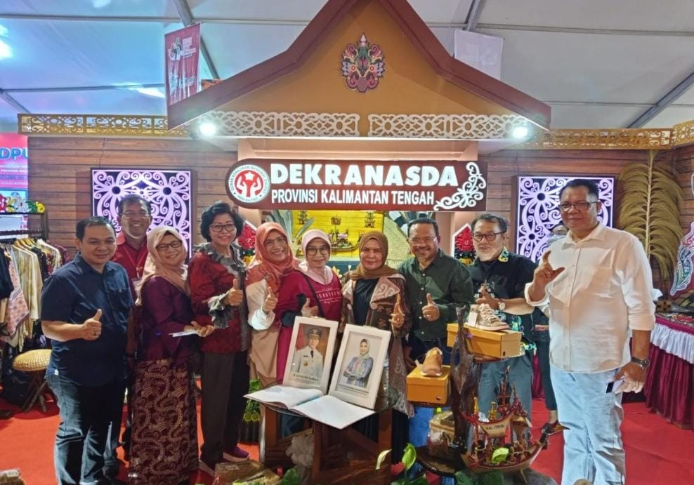 Sekda Prov. Kalteng Nuryakin Beserta Istri Kunjungi Pameran Kalteng Expo Tahun 2023
