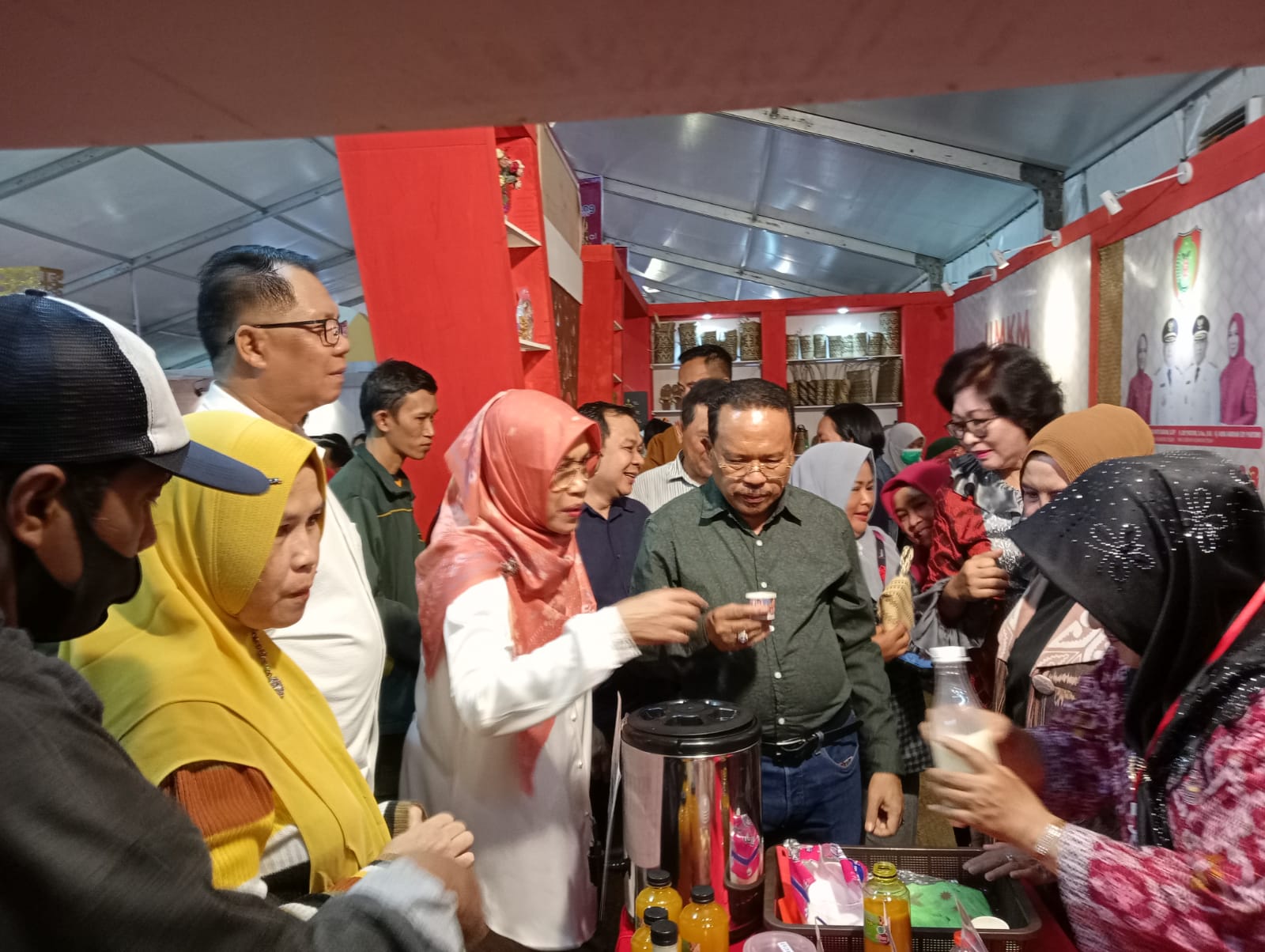 Sekda Prov. Kalteng Nuryakin Beserta Istri Kunjungi Pameran Kalteng Expo Tahun 2023