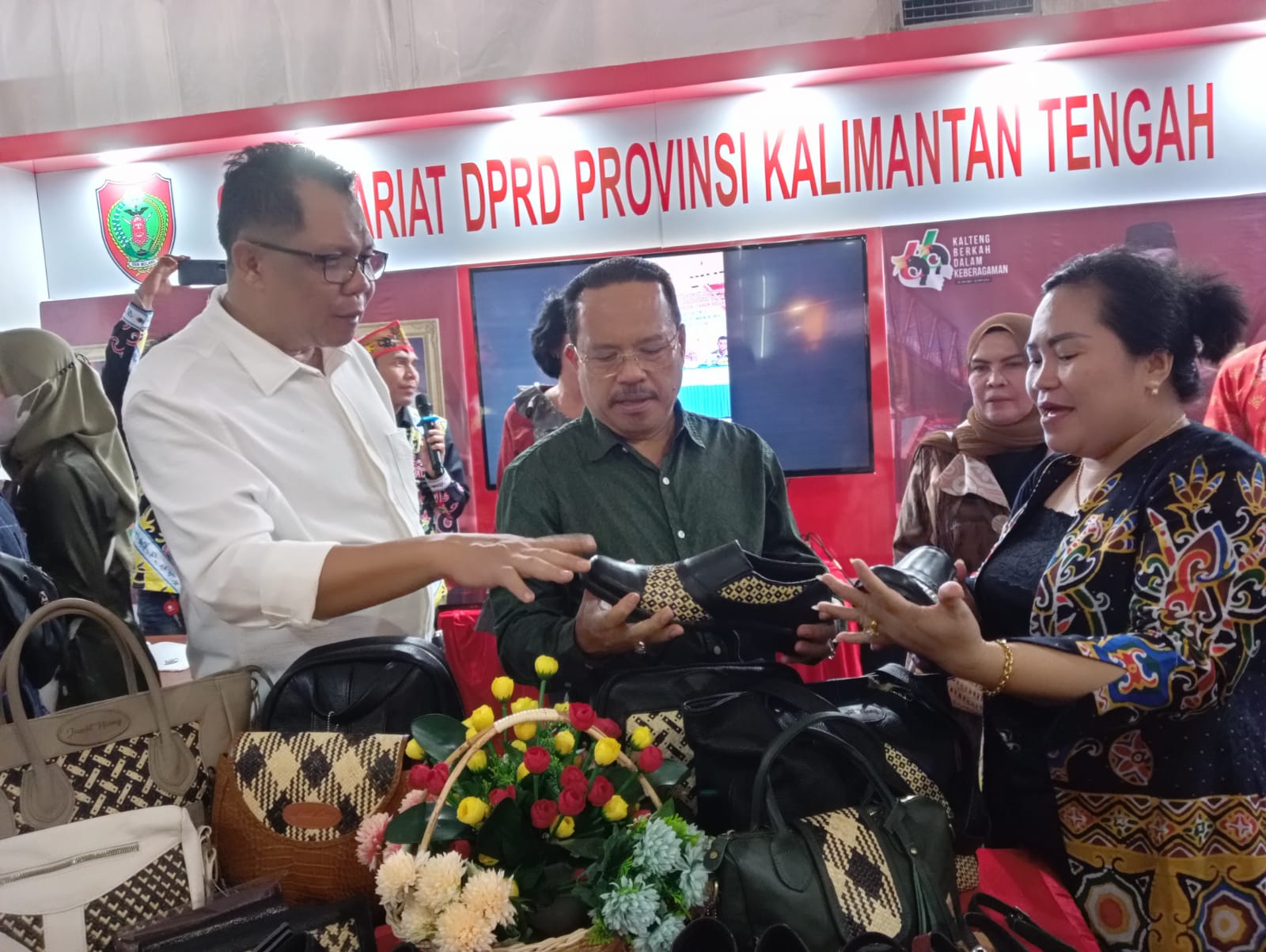 Sekda Prov. Kalteng Nuryakin Beserta Istri Kunjungi Pameran Kalteng Expo Tahun 2023