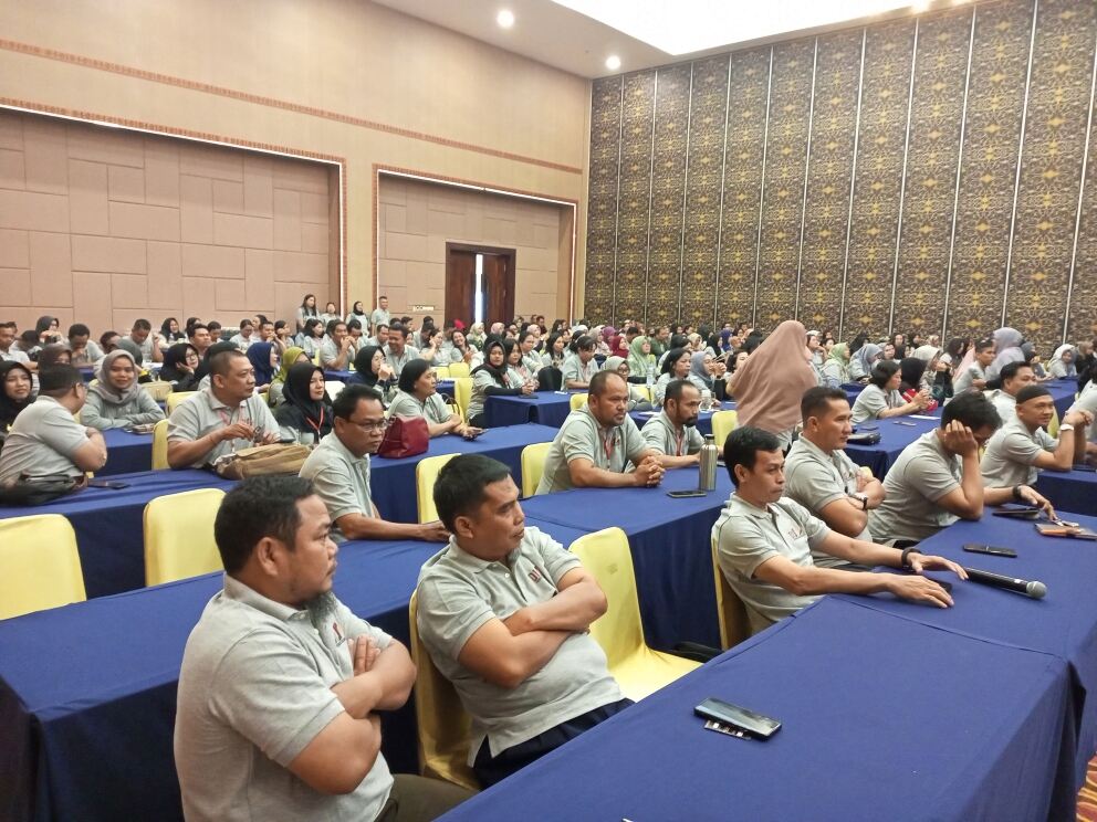 Plt. Kabid Ketenagaan Disdik Juliansyah Tutup Program Diklat Peningkatan Kompetensi Guru PNS SMA/SMK/SLB se-Kalteng