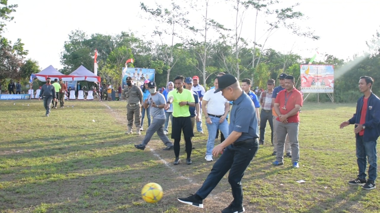 Bupati Kapuas Buka Turnamen Sepak Bola KNPI Cup Tahun 2022