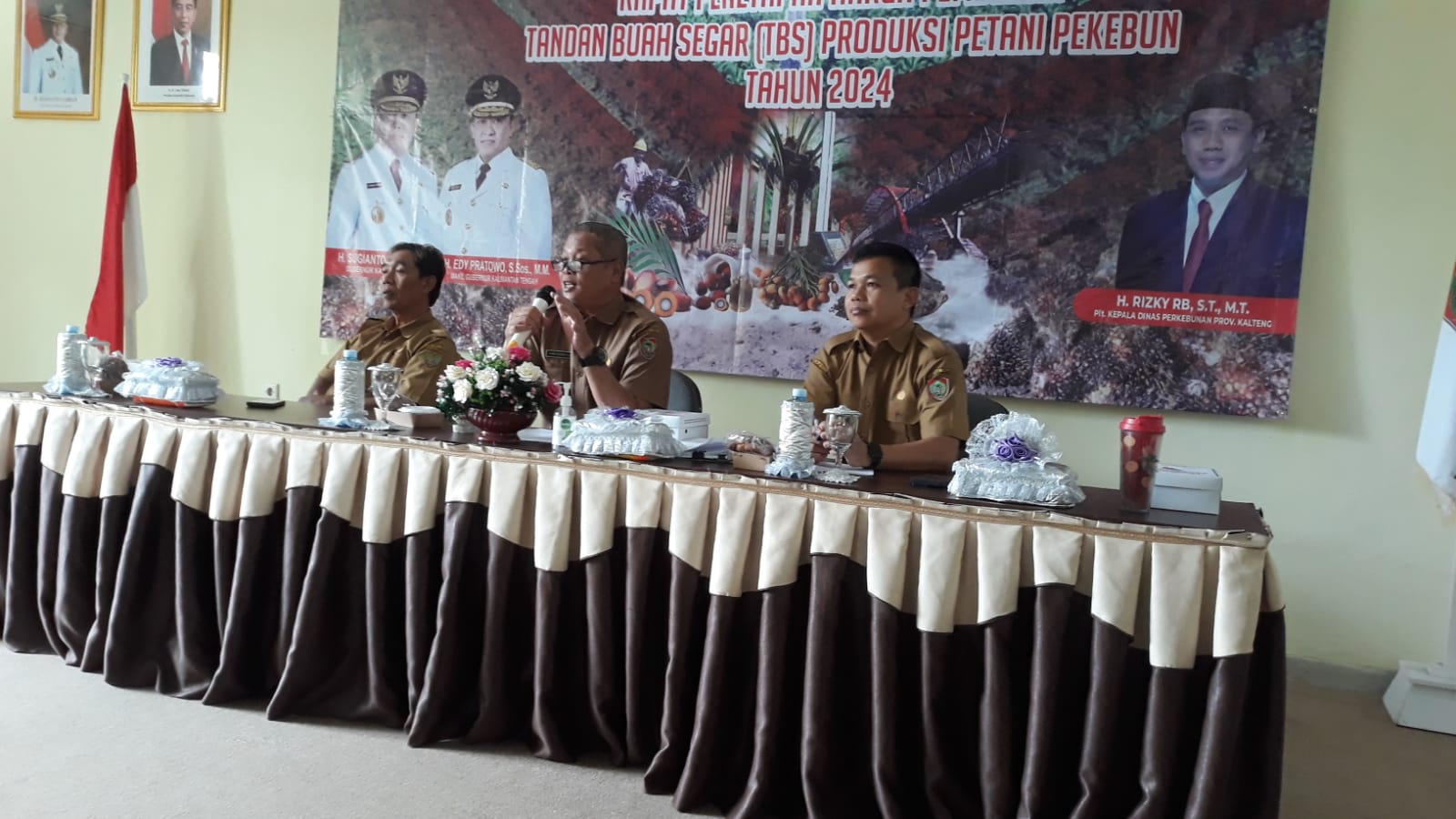 Disbun Prov. Kalteng Gelar Rapat Penetapan Harga TBS Kelapa Sawit Produksi Pekebun