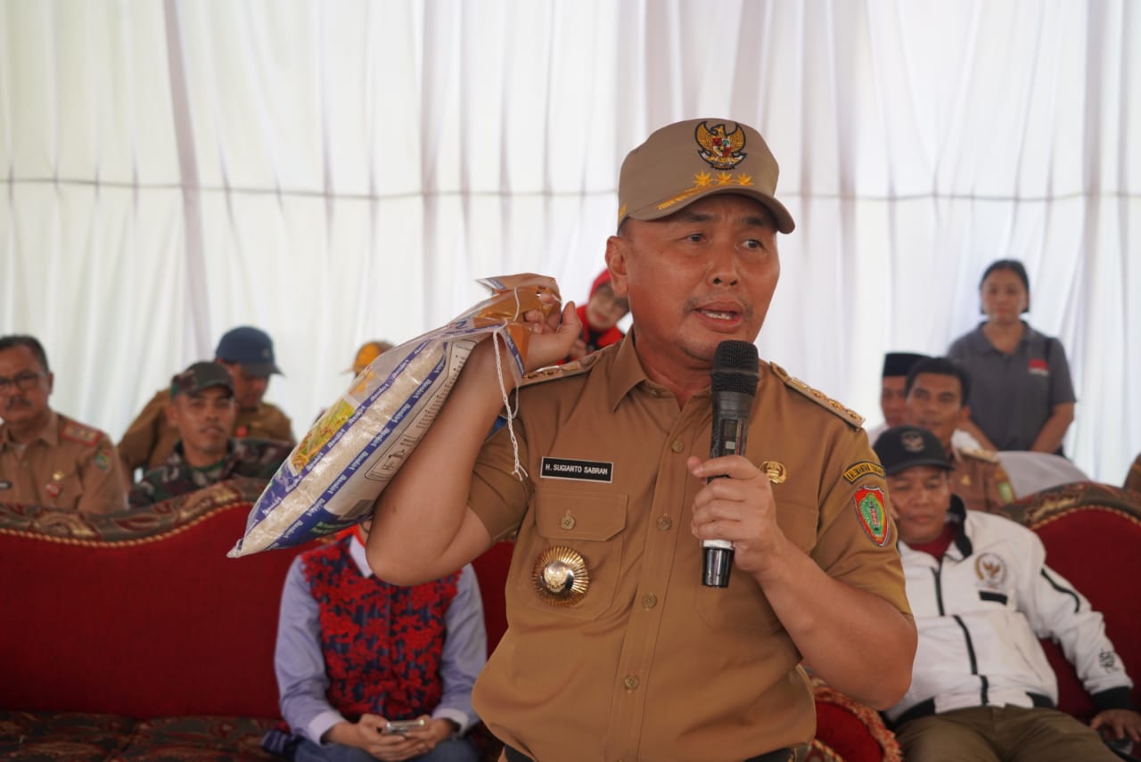 Beberapa Titik Lokasi, Gubernur Sugianto Sabran Didampingi Wagub Edy Pratowo Buka Pasar Penyeimbang di Kabupaten Kotim dan Kabupaten Katingan