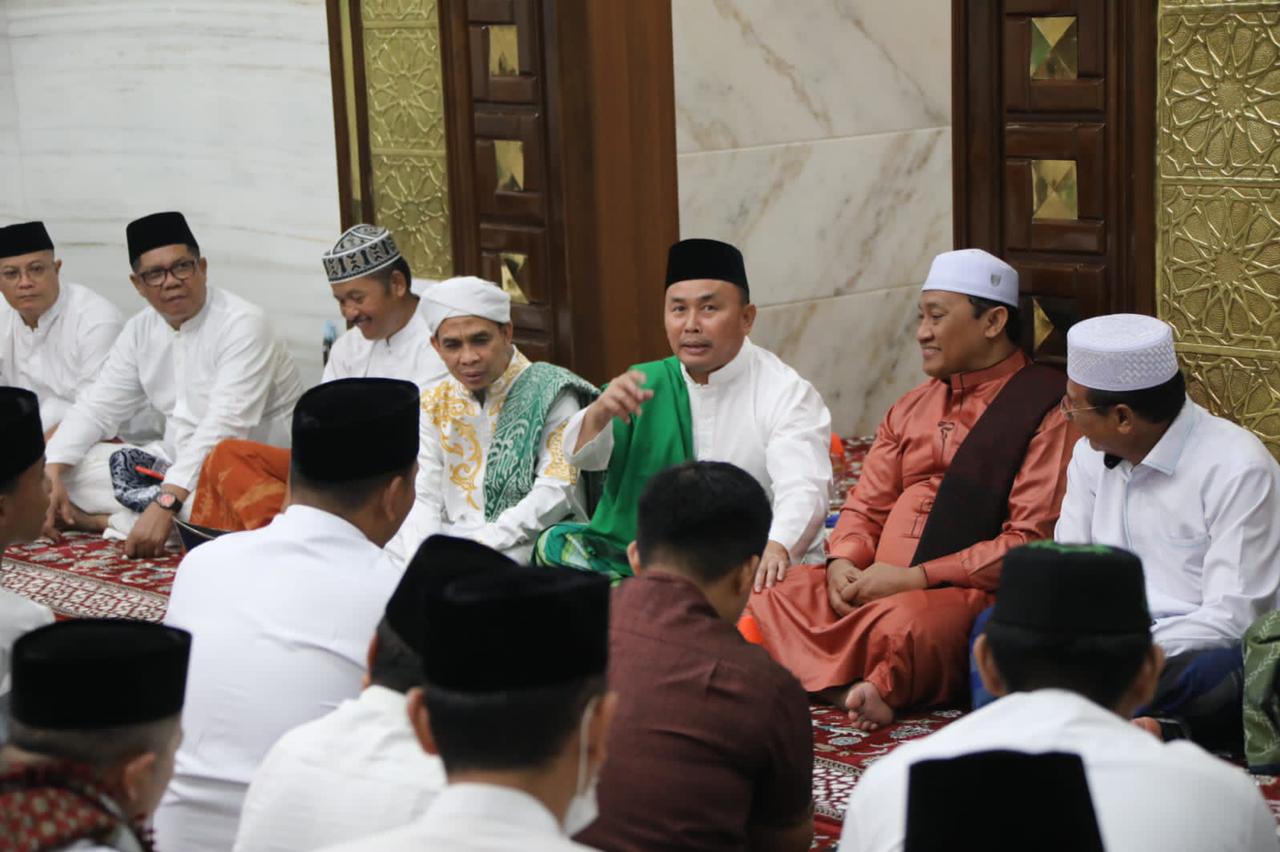 Gubernur Kalteng Laksanakan Shalat Isya Berjamaah dan Tarawih Perdana Bulan Suci Ramadan 1444 H/2023 M di Musholla Asy-Syifa