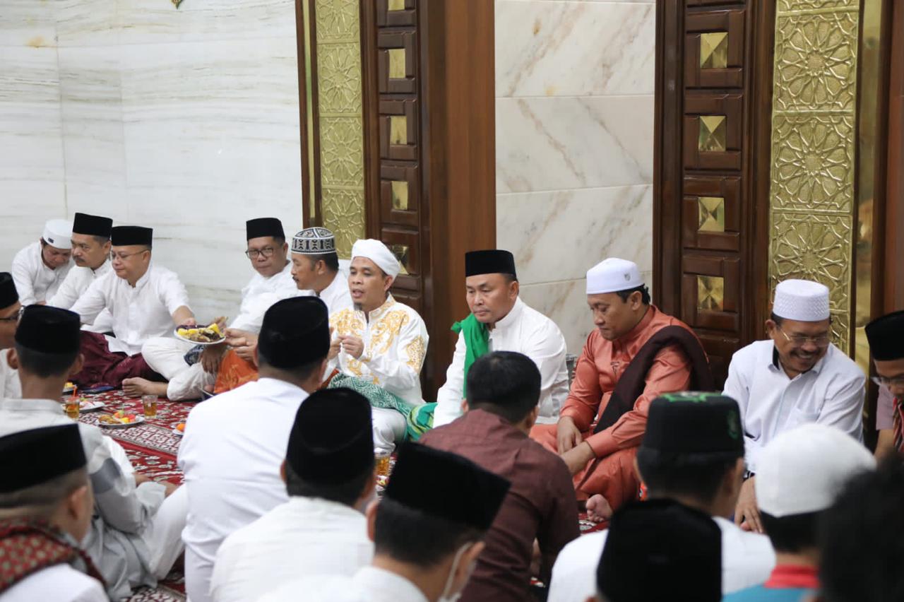 Gubernur Kalteng Laksanakan Shalat Isya Berjamaah dan Tarawih Perdana Bulan Suci Ramadan 1444 H/2023 M di Musholla Asy-Syifa