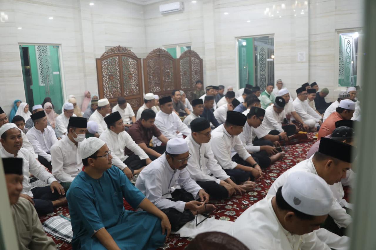 Gubernur Kalteng Laksanakan Shalat Isya Berjamaah dan Tarawih Perdana Bulan Suci Ramadan 1444 H/2023 M di Musholla Asy-Syifa