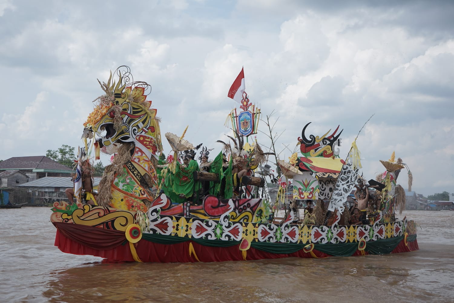 Lomba Perahu Hias Pada Event Festival Budaya Isen Mulang 2023