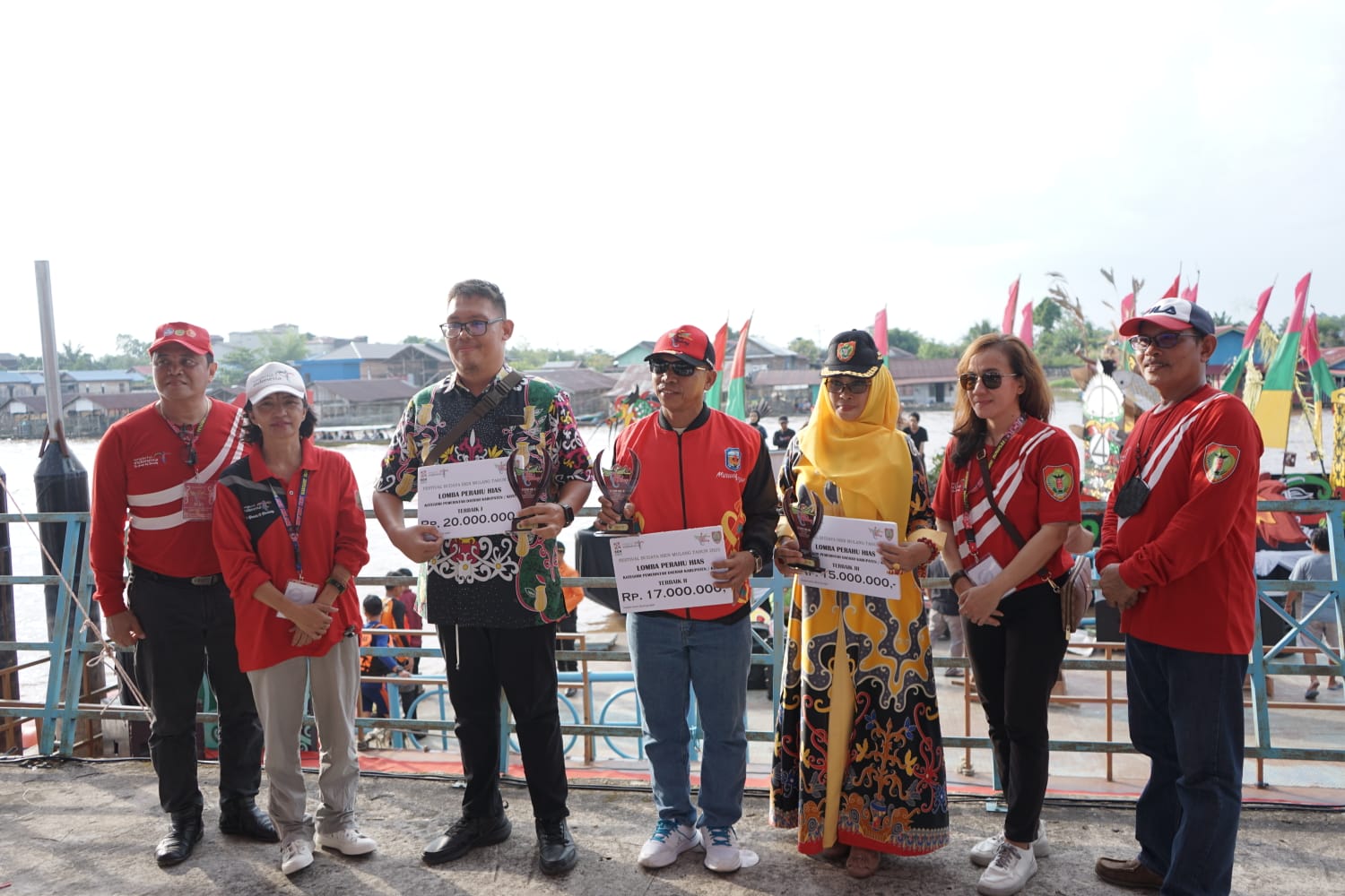 Lomba Perahu Hias Pada Event Festival Budaya Isen Mulang 2023