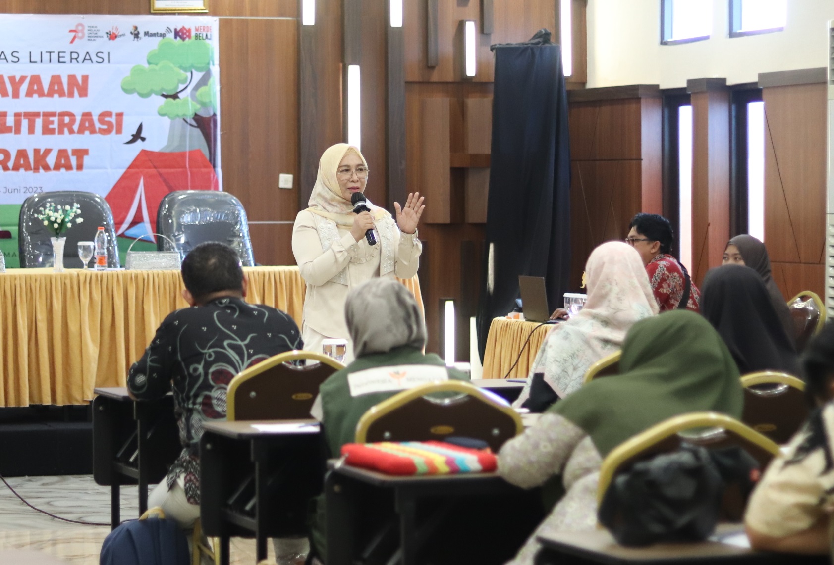 Kepala Dispursip Prov. Kalteng Sampaikan Materi Tentang Sinergisitas Pemerintah Daerah dan Komunitas Literasi Dalam Wujudkan Masyarakat Cerdas