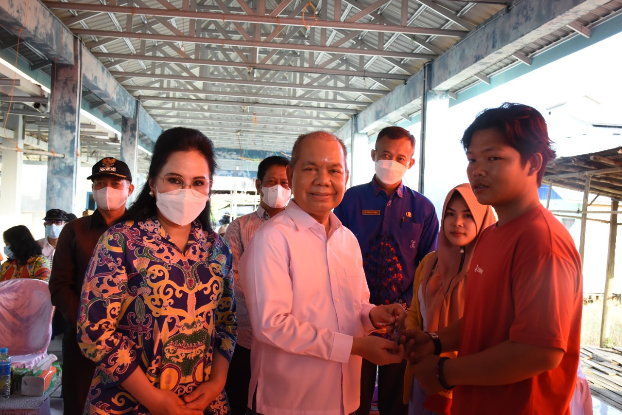 Bupati Kapuas Lakukan Penyerahan Kunci Rumah Kepada Transmigran