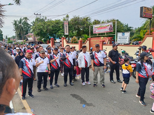Kadisbun Prov. Kalteng Ikuti Jalan Sehat Berkah dan Pasar Murah