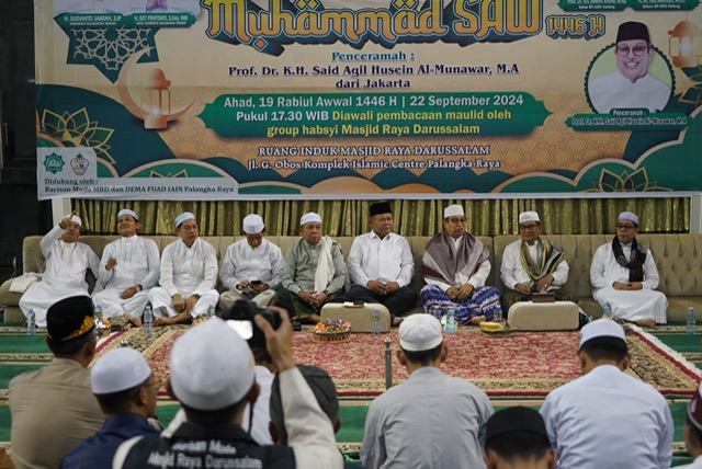 Plh Asisten Pemkesra Maskur Hadiri Peringatan Maulid Nabi Muhammad SAW 1446 H di Masjid Raya Darussalam