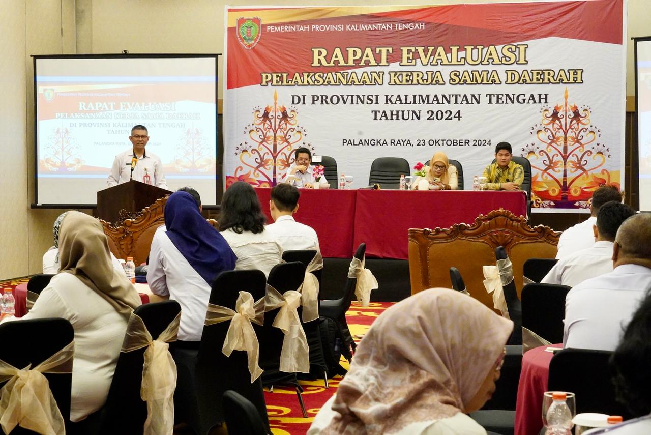 Plh Sahli Pemkumpol Ahmad Husain Buka Rapat Evaluasi Kerja Sama Daerah di Provinsi Kalteng