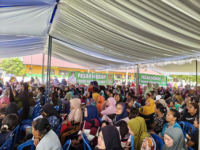 Gubernur Kalteng Sugianto Sabran Buka Pasar Murah Secara Serentak Pada Lima Titik Lokasi dan Salurkan Bantuan