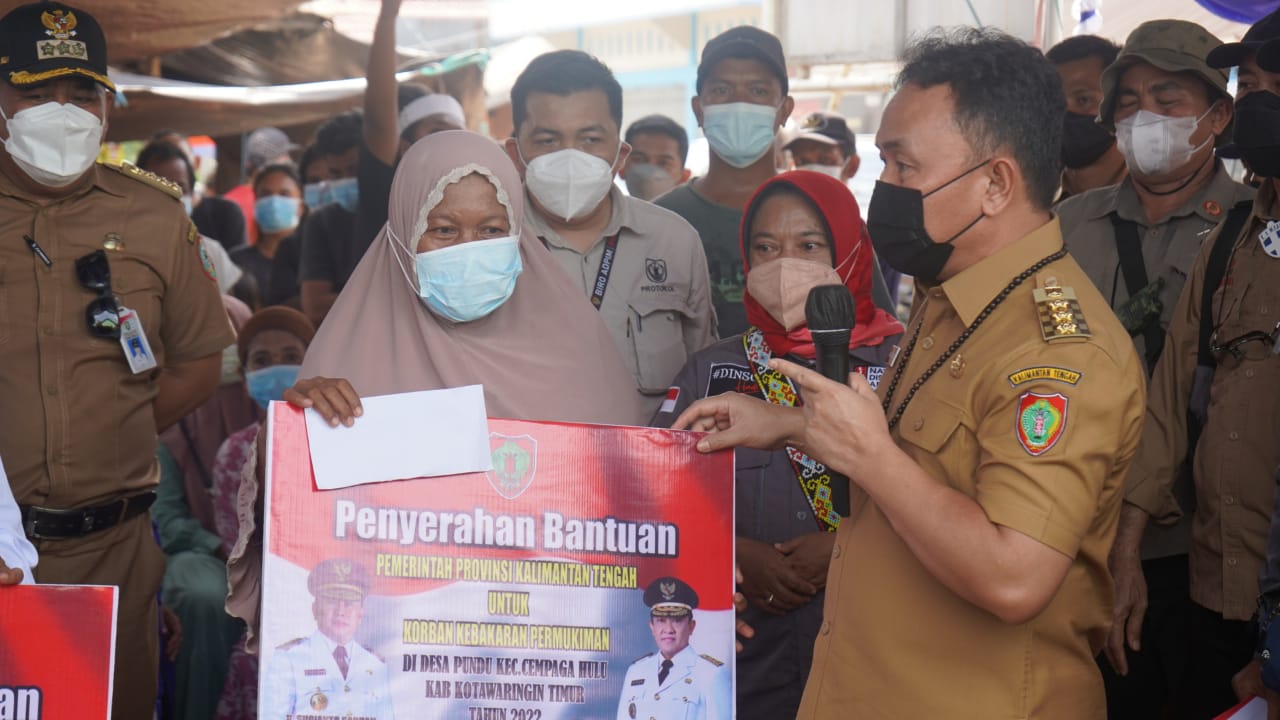 Gubernur Kalteng H. Sugianto Sabran Tinjau Lokasi Kebakaran Dan Serahkan Bantuan Untuk Korban kebakaran Permukiman Di Desa Pundu