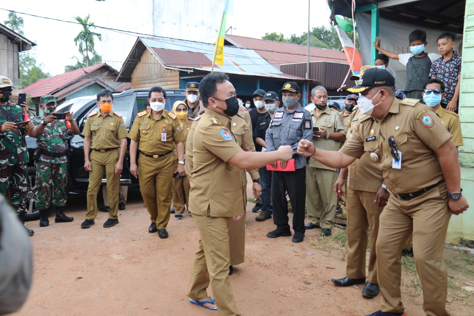 Gubernur Kalteng H. Sugianto Sabran Tinjau Lokasi Kebakaran Dan Serahkan Bantuan Untuk Korban kebakaran Permukiman Di Desa Pundu