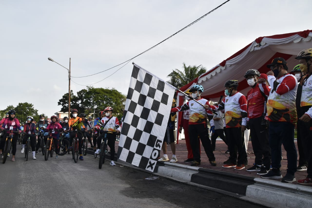 Pj. Sekda Prov. Kalteng H. Nuryakin Buka Secara Resmi Kegiatan Fun Bike Dan Soft Launching Tour De Hart Of Borneo