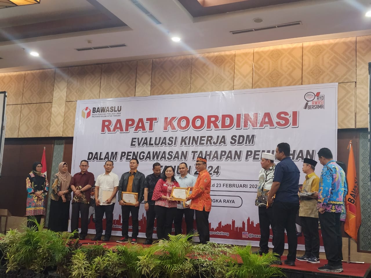 Badan Kesbangpol Prov. Kalteng Ikuti Rakor Evaluasi Kinerja SDM Dalam Pengawasan Tahapan Pemilihan Tahun 2024 serta Penyerahan Piagam dari Bawaslu Prov. Kalteng