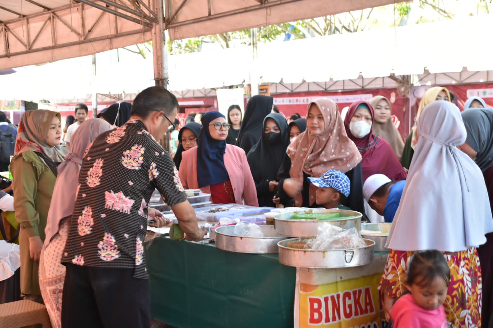 Asisten PemKesra Buka Pasar Ramadan Hapakat Itah Berkat 1444 H/ 2023 M