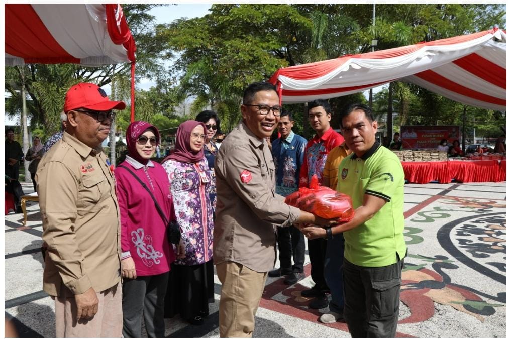 Asisten Ekbang Leonard S. Ampung Buka Pasar Murah Ramadan