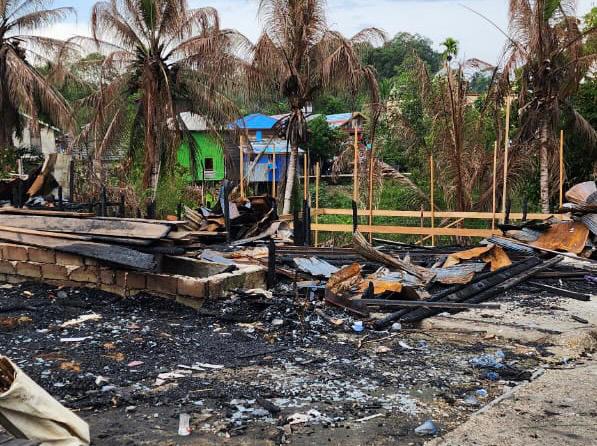 Sekda Prov. Kalteng Tinjau Langsung Lokasi Kebakaran dan Serahkan Bantuan Kepada Warga Terdampak